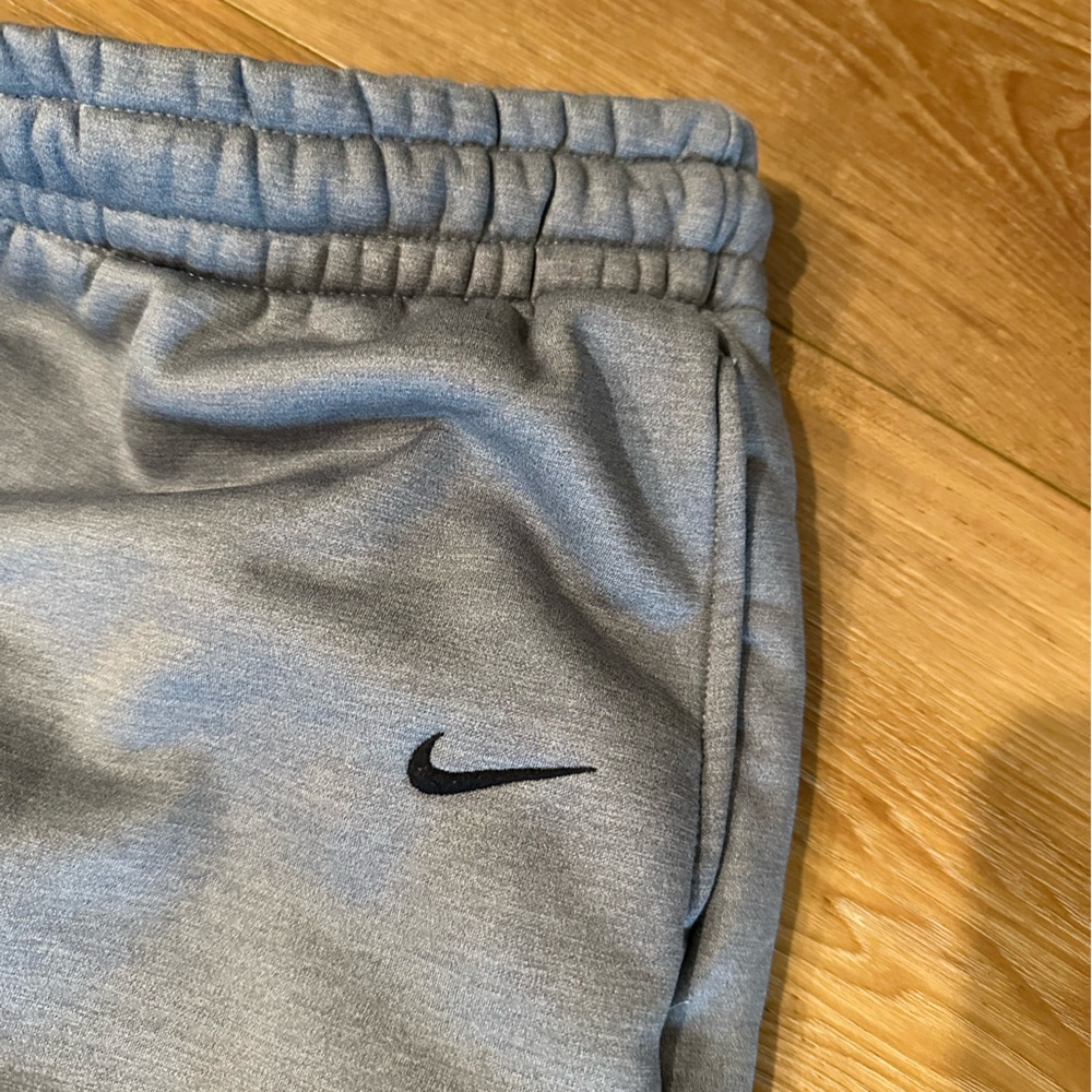 Nike Therma-FIT Gray Sweatpants - Picture 2 of 4